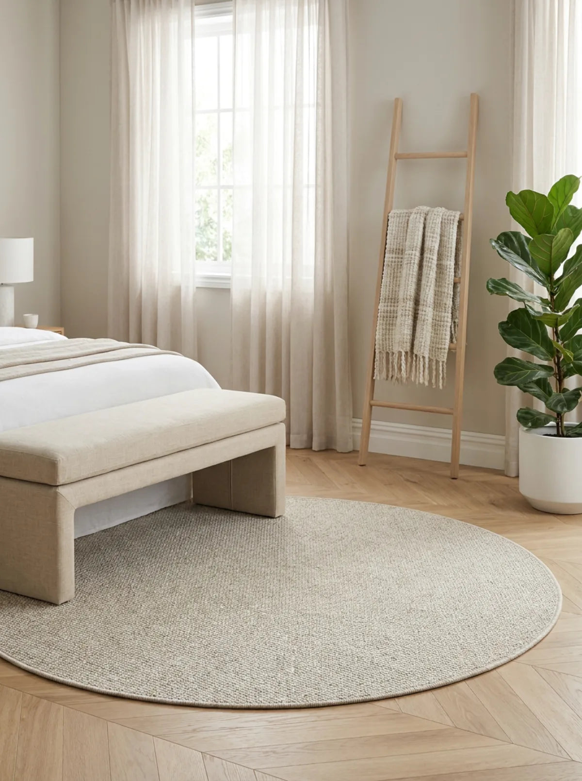 Tapis rond Wilton tissage plat écru dans une chambre lumineuse